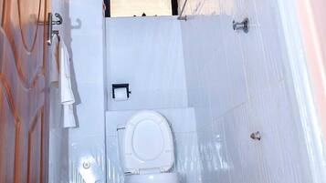 Shower, pancuran hujan, jubah mandi, dan sandal