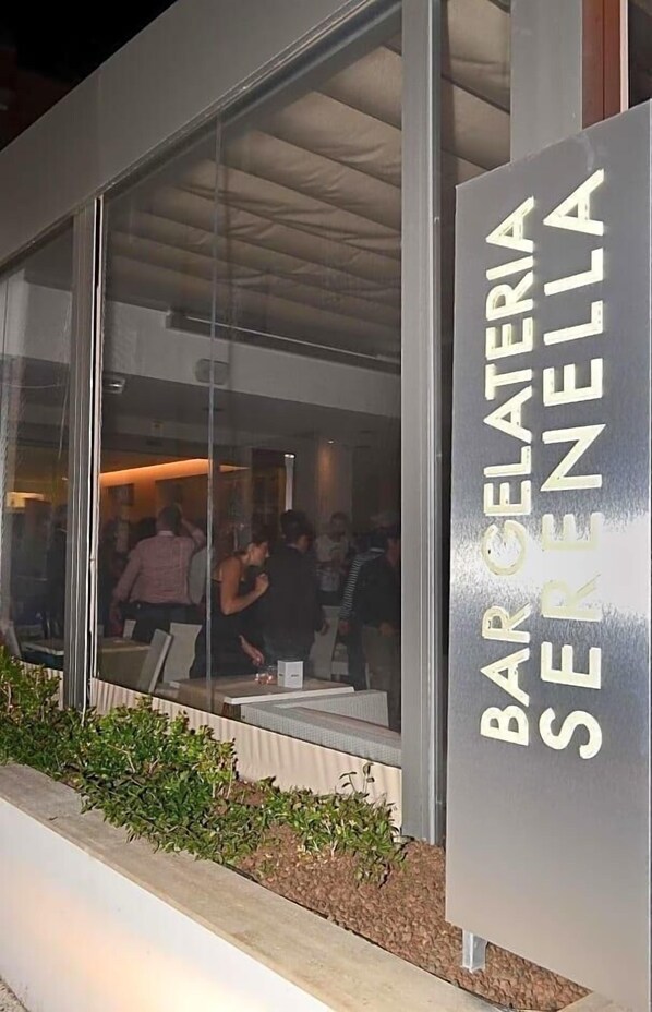 A modern building with a sign reading "BARCELERIA SERENELLA". - Hotel Serenella (Agropoli)