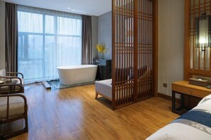 Une salle de bain moderne avec une baignoire, une cloison en bois, un lavabo et un miroir.