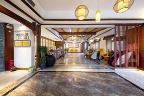A hotel lobby with a marble floor, wooden beams, and a reception desk. - Baofeng Homestay (Zhangjiajie National Forest Park) (Zhangjiajie)