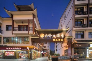 Un edificio tradicional con un letrero de hotel.