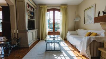 Een smart-tv, een open haard, boeken en een printer