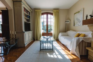 Een smart-tv, een open haard, boeken en een printer