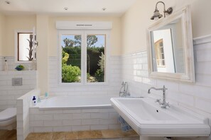Shower, hair dryer, bidet, towels