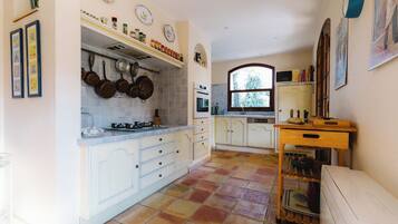 Een koelkast, een magnetron, een oven, een kookplaat