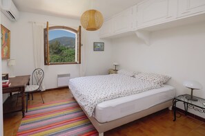 3 bedrooms, desk, iron/ironing board, free WiFi