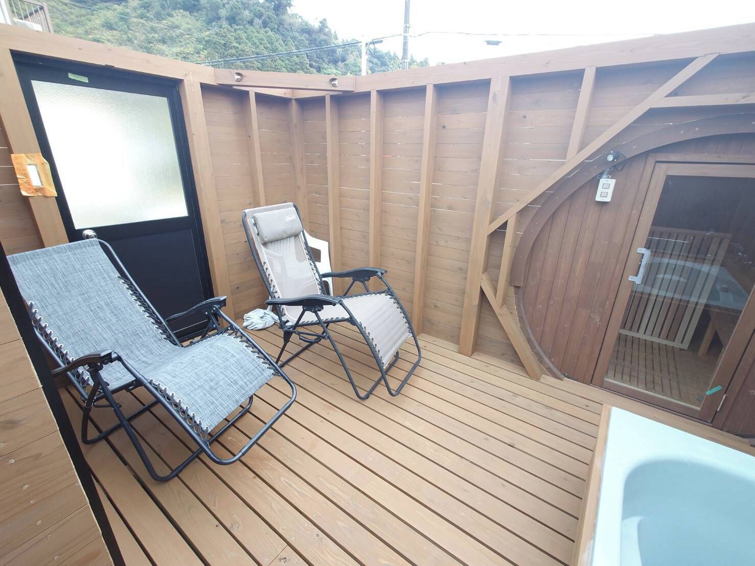 Combined shower/tub, free toiletries, hair dryer, slippers