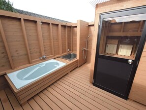 Combined shower/tub, free toiletries, hair dryer, slippers - SEA-DWELLER Inn (Miyazaki)