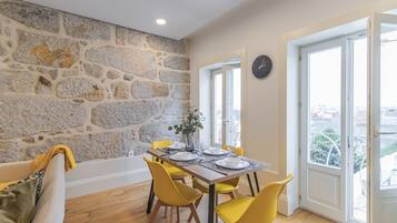 Deluxe Studio | Dining room