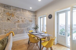 Deluxe Studio | Dining room - Rodrigues de Freitas 391 by LovelyStay (Porto)