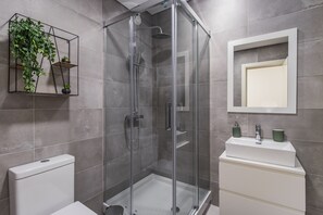 Shower, hair dryer, towels - Rodrigues de Freitas 391 by LovelyStay (Porto)