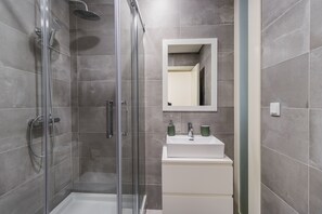 Deluxe Studio | Bathroom - Rodrigues de Freitas 391 by LovelyStay (Porto)