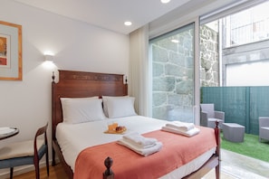 Studio Tradition | Rideaux occultants, fer et planche à repasser, draps fournis