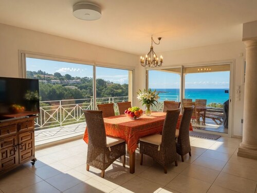 Well-kept apartment with garden, sea view, in a closed, quiet area. Domain, pools, tennis.
