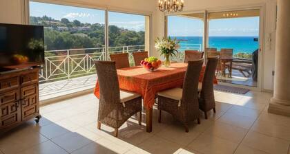 Well-kept apartment with garden, sea view, in a closed, quiet area. Domain, pools, tennis.