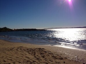 Vlak bij het strand, ligstoelen