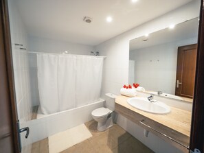 Studio, balcon, vue mer | Salle de bain | Baignoire, sèche-cheveux, serviettes fournies