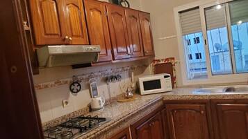 Kühlschrank, Mikrowelle, Herdplatte, Wasserkocher mit Kaffee-/Teezubehör