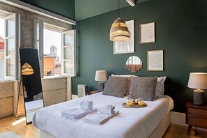 Tabla de planchar con plancha, wifi gratis y ropa de cama 
