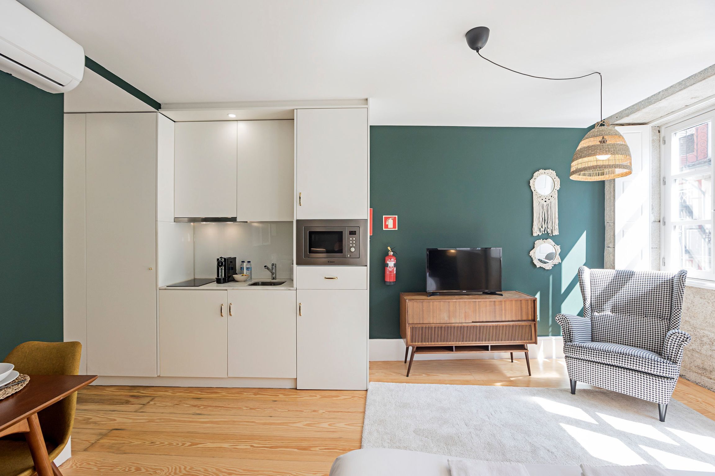 Frigobar, placa de cocina, cafetera expreso, tetera/pava eléctrica