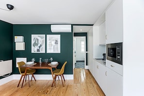 Estudio City | Cocina privada | Frigorífico pequeño, placa de cocina y máquina de café espresso