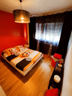 2 chambres, bureau, chambres insonorisées, fer et planche à repasser