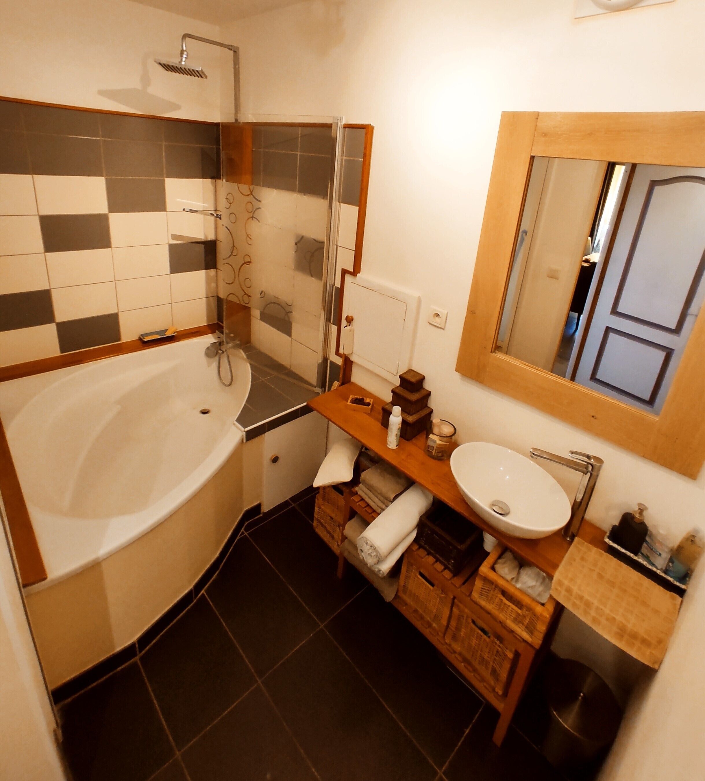 Amenidades de baño gratuitas, secadora de cabello, toallas 