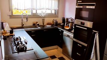 Refrigerador, microondas, horno y parrilla de estufa