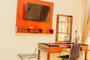 Enkeltrom – standard, balkong, fjellutsikt | Skrivebord, skrivebord for bærbar PC og blendingsgardiner