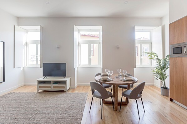 Appartement Deluxe | Aire de séjour | Téléviseur à écran plat