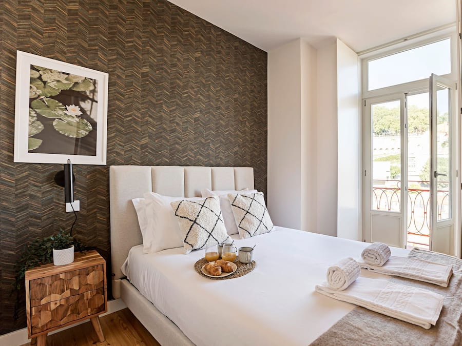 Tabla de planchar con plancha, wifi gratis y ropa de cama