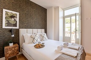 Appartement Deluxe | Fer et planche à repasser, accès au Wi-Fi (inclus), literie fournie