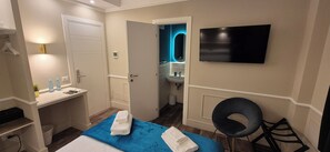 Double Room 6 | Bathroom | Shower, rainfall showerhead, hair dryer, bidet - Le Petit Bijou (Rome)