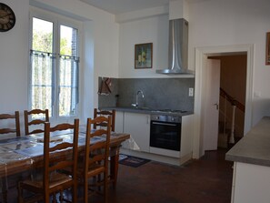 Réfrigérateur, four à micro-ondes, un four, lave-vaisselle