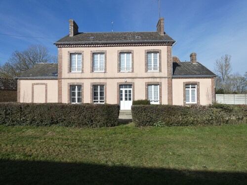 Maison de caractère avec jardin clos, idéale pour familles, proche sentiers de randonnée