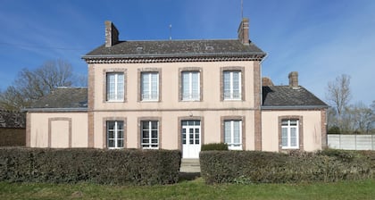 Maison de caractère avec jardin clos, idéale pour familles, proche sentiers de randonnée