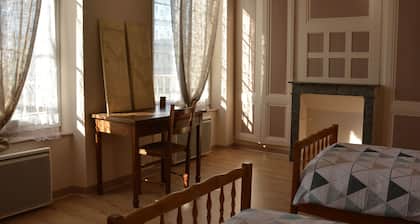 Maison de caractÚre avec jardin clos, idéale pour familles, proche sentiers de randonnée