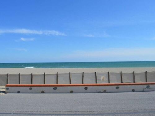 Cozy 1BR Apartment with Loggia & Parking, Steps from Art Beach - Saint-Cyprien