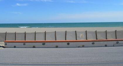 Cozy 1BR Apartment with Loggia & Parking, Steps from Art Beach - Saint-Cyprien