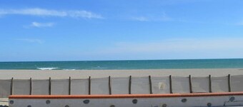 Cozy 1BR Apartment with Loggia & Parking, Steps from Art Beach - Saint-Cyprien