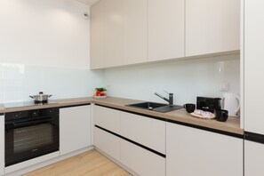 Fridge, oven, stovetop, dishwasher - Optyków 3A | Cozy Apartment | Parking (Warszawa)