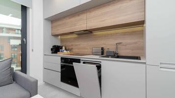 Fridge, oven, stovetop, dishwasher