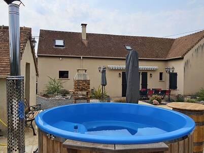Charming cottage for 12 near Le Mans with heated pool