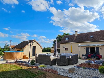 Charming cottage for 12 near Le Mans with heated pool