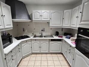 Fridge, microwave, oven, dishwasher - Charming cottage for 12 near Le Mans with heated pool (Changé)