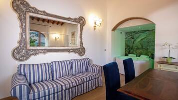 Suite Studio Luxe | Coin séjour | Télévision à écran plat de 32 pouces avec chaßnes par satellite