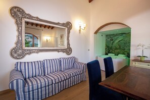 Luxury Studio Suite | Living area | 32-inch flat-screen TV with satellite channels, TV - Residenza le Colline del Paradiso (Vaglia)