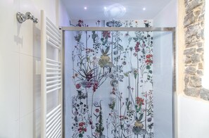 Classic Room | Bathroom | Free toiletries, hair dryer, bidet, towels