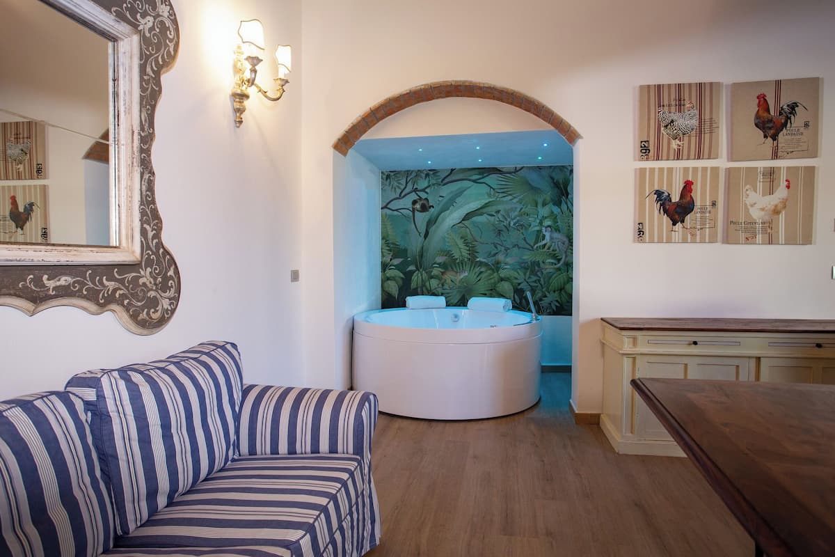 Luxury Studio Suite | Ruang tamu | 32 inci televisyen skrin rata dengan satelit, TV 