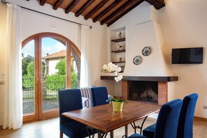 Luxury Studio Suite | Living area | 32-inch flat-screen TV with satellite channels, TV - Residenza le Colline del Paradiso (Vaglia)